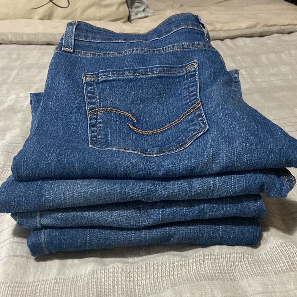 Signature Levi Strauss & co. Women’s 8 Jeans (4 Pairs!)